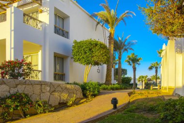 Sharm el-Sheikh, Mısır - 14 Mart 2018. Bir yaz gününde mükemmel bir beyaz otel avlusu. Turizm, tatil ve lüks eğlence kavramı. Cyrene Grand otel konaklama