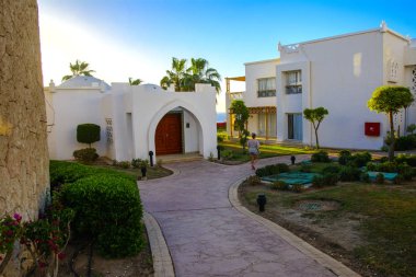 Sharm el-Sheikh, Mısır - 14 Mart 2018. Bir yaz gününde mükemmel bir beyaz otel avlusu. Turizm, tatil ve lüks eğlence kavramı. Cyrene Grand otel konaklama