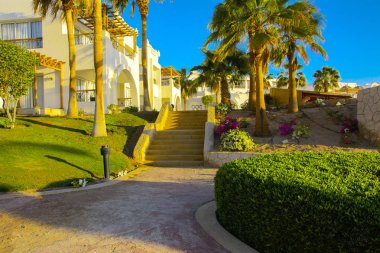 Sharm el-Sheikh, Mısır - 14 Mart 2018. Bir yaz gününde mükemmel bir beyaz otel avlusu. Turizm, tatil ve lüks eğlence kavramı. Cyrene Grand otel konaklama