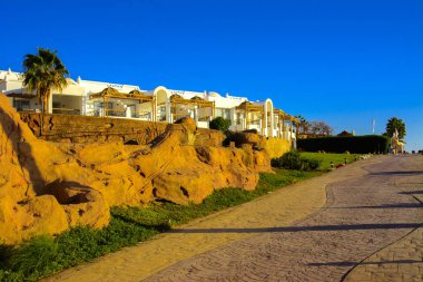 Sharm el-Sheikh, Mısır - 14 Mart 2018. Bir yaz gününde mükemmel bir beyaz otel avlusu. Turizm, tatil ve lüks eğlence kavramı. Cyrene Grand otel konaklama