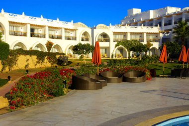 Sharm el-Sheikh, Mısır - 14 Mart 2018. Bir yaz gününde mükemmel bir beyaz otel avlusu. Turizm, tatil ve lüks eğlence kavramı. Cyrene Grand otel konaklama