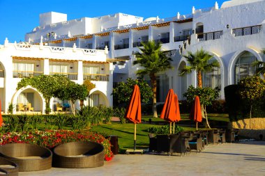 Sharm el-Sheikh, Mısır - 14 Mart 2018. Bir yaz gününde mükemmel bir beyaz otel avlusu. Turizm, tatil ve lüks eğlence kavramı. Cyrene Grand otel konaklama