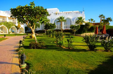 Sharm el-Sheikh, Mısır - 14 Mart 2018. Bir yaz gününde mükemmel bir beyaz otel avlusu. Turizm, tatil ve lüks eğlence kavramı. Cyrene Grand otel konaklama