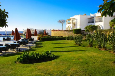 Sharm el-Sheikh, Mısır - 14 Mart 2018. Bir yaz gününde mükemmel bir beyaz otel avlusu. Turizm, tatil ve lüks eğlence kavramı. Cyrene Grand otel konaklama