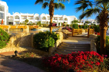 Sharm el-Sheikh, Mısır - 14 Mart 2018. Bir yaz gününde mükemmel bir beyaz otel avlusu. Turizm, tatil ve lüks eğlence kavramı. Cyrene Grand otel konaklama