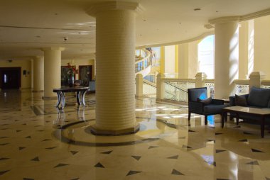 Sharm el-Sheikh, Mısır - 14 Mart 2018. Otel lobisinde Resepsiyon, mermer zemin ile Vitrin camekanlar iç. Cyrene Grand otel konaklama