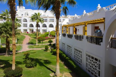 Sharm el-Sheikh, Mısır - 14 Mart 2018. Bir yaz gününde mükemmel bir beyaz otel avlusu. Turizm, tatil ve lüks eğlence kavramı. Cyrene Grand otel konaklama