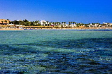 Sharm el-Sheikh, Mısır - 14 Mart 2018. Parçaları bir bitmemiş İnşaat ve Kızıldeniz sarı kum ve mavi gökyüzü arka plan üzerinde terk edilmiş bir otel. Geri kalanı üzerinde bir yaz günü açık havada seyahat.