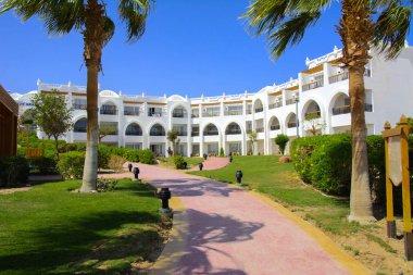 Sharm el-Sheikh, Mısır - 14 Mart 2018. Bir yaz gününde mükemmel bir beyaz otel avlusu. Turizm, tatil ve lüks eğlence kavramı. Cyrene Grand otel konaklama