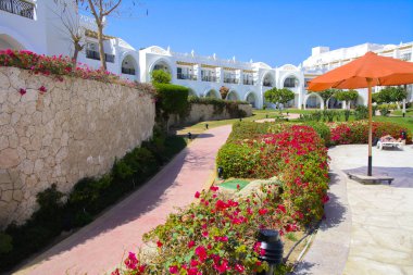 Sharm el-Sheikh, Mısır - 14 Mart 2018. Bir yaz gününde mükemmel bir beyaz otel avlusu. Turizm, tatil ve lüks eğlence kavramı. Cyrene Grand otel konaklama