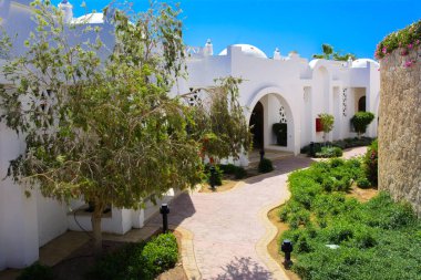 Sharm el-Sheikh, Mısır - 14 Mart 2018. Bir yaz gününde mükemmel bir beyaz otel avlusu. Turizm, tatil ve lüks eğlence kavramı. Cyrene Grand otel konaklama