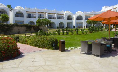Sharm el-Sheikh, Mısır - 14 Mart 2018. Bir yaz gününde mükemmel bir beyaz otel avlusu. Turizm, tatil ve lüks eğlence kavramı. Cyrene Grand otel konaklama