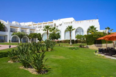 Sharm el-Sheikh, Mısır - 14 Mart 2018. Bir yaz gününde mükemmel bir beyaz otel avlusu. Turizm, tatil ve lüks eğlence kavramı. Cyrene Grand otel konaklama