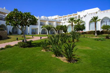 Sharm el-Sheikh, Mısır - 14 Mart 2018. Bir yaz gününde mükemmel bir beyaz otel avlusu. Turizm, tatil ve lüks eğlence kavramı. Cyrene Grand otel konaklama