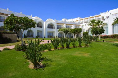Sharm el-Sheikh, Mısır - 14 Mart 2018. Bir yaz gününde mükemmel bir beyaz otel avlusu. Turizm, tatil ve lüks eğlence kavramı. Cyrene Grand otel konaklama