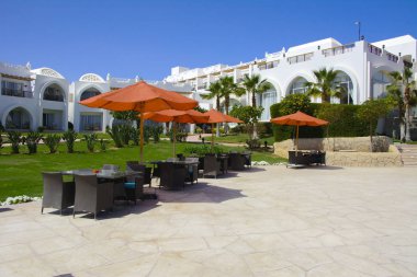 Sharm el-Sheikh, Mısır - 14 Mart 2018. Bir yaz gününde mükemmel bir beyaz otel avlusu. Turizm, tatil ve lüks eğlence kavramı. Cyrene Grand otel konaklama