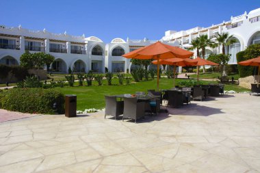 Sharm el-Sheikh, Mısır - 14 Mart 2018. Bir yaz gününde mükemmel bir beyaz otel avlusu. Turizm, tatil ve lüks eğlence kavramı. Cyrene Grand otel konaklama