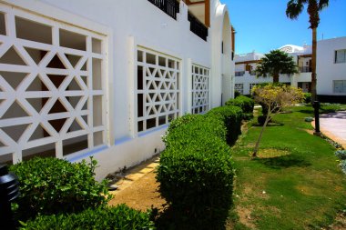 Sharm el-Sheikh, Mısır - 14 Mart 2018. Bir yaz gününde mükemmel bir beyaz otel avlusu. Turizm, tatil ve lüks eğlence kavramı. Cyrene Grand otel konaklama