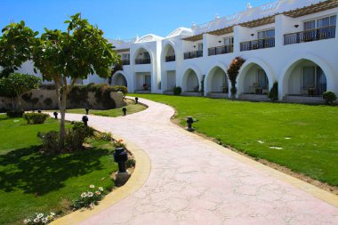 Sharm el-Sheikh, Mısır - 14 Mart 2018. Bir yaz gününde mükemmel bir beyaz otel avlusu. Turizm, tatil ve lüks eğlence kavramı. Cyrene Grand otel konaklama