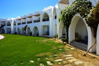 Sharm el-Sheikh, Mısır - 14 Mart 2018. Bir yaz gününde mükemmel bir beyaz otel avlusu. Turizm, tatil ve lüks eğlence kavramı. Cyrene Grand otel konaklama