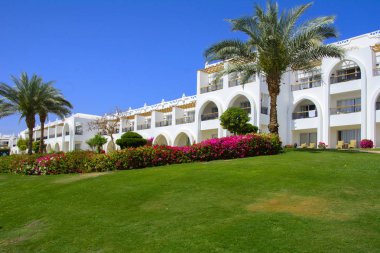Sharm el-Sheikh, Mısır - 14 Mart 2018. Bir yaz gününde mükemmel bir beyaz otel avlusu. Turizm, tatil ve lüks eğlence kavramı. Cyrene Grand otel konaklama