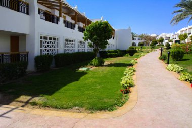 Sharm el-Sheikh, Mısır - 14 Mart 2018. Bir yaz gününde mükemmel bir beyaz otel avlusu. Turizm, tatil ve lüks eğlence kavramı. Cyrene Grand otel konaklama