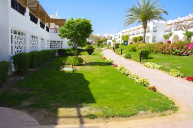 Sharm el-Sheikh, Mısır - 14 Mart 2018. Bir yaz gününde mükemmel bir beyaz otel avlusu. Turizm, tatil ve lüks eğlence kavramı. Cyrene Grand otel konaklama