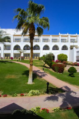 Sharm el-Sheikh, Mısır - 14 Mart 2018. Bir yaz gününde mükemmel bir beyaz otel avlusu. Turizm, tatil ve lüks eğlence kavramı. Cyrene Grand otel konaklama