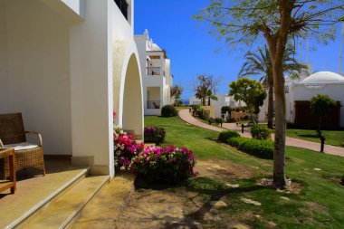 Sharm el-Sheikh, Mısır - 14 Mart 2018. Bir yaz gününde mükemmel bir beyaz otel avlusu. Turizm, tatil ve lüks eğlence kavramı. Cyrene Grand otel konaklama