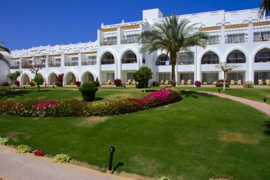 Sharm el-Sheikh, Mısır - 14 Mart 2018. Bir yaz gününde mükemmel bir beyaz otel avlusu. Turizm, tatil ve lüks eğlence kavramı. Cyrene Grand otel konaklama