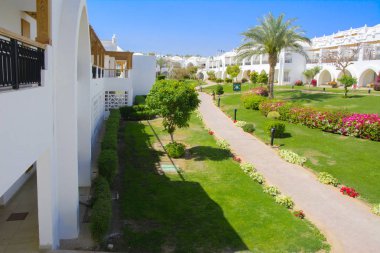 Sharm el-Sheikh, Mısır - 14 Mart 2018. Bir yaz gününde mükemmel bir beyaz otel avlusu. Turizm, tatil ve lüks eğlence kavramı. Cyrene Grand otel konaklama