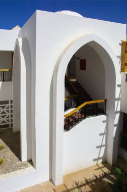 Sharm el-Sheikh, Mısır - 14 Mart 2018. Bir yaz gününde mükemmel bir beyaz otel avlusu. Turizm, tatil ve lüks eğlence kavramı. Cyrene Grand otel konaklama