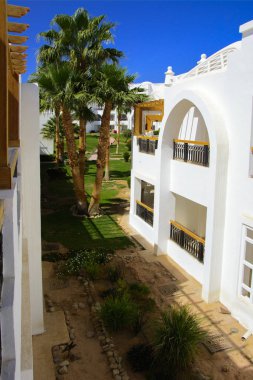 Sharm el-Sheikh, Mısır - 14 Mart 2018. Bir yaz gününde mükemmel bir beyaz otel avlusu. Turizm, tatil ve lüks eğlence kavramı. Cyrene Grand otel konaklama