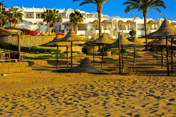 Sharm el-Sheikh, Mısır - 14 Mart 2018. Bir yaz gününde mükemmel bir beyaz otel avlusu. Turizm, tatil ve lüks eğlence kavramı. Cyrene Grand otel konaklama