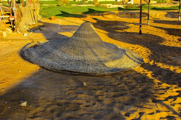 Una Fila Ombrelloni Paglia Proteggersi Dal Surriscaldamento Lettini Una Spiaggia — Foto Stock