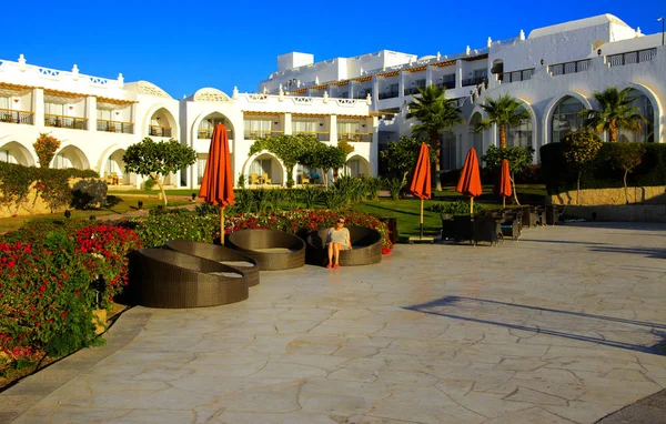 Sharm el-Sheikh, Mısır - 14 Mart 2018. Bir yaz gününde mükemmel bir beyaz otel avlusu. Turizm, tatil ve lüks eğlence kavramı. Cyrene Grand otel konaklama