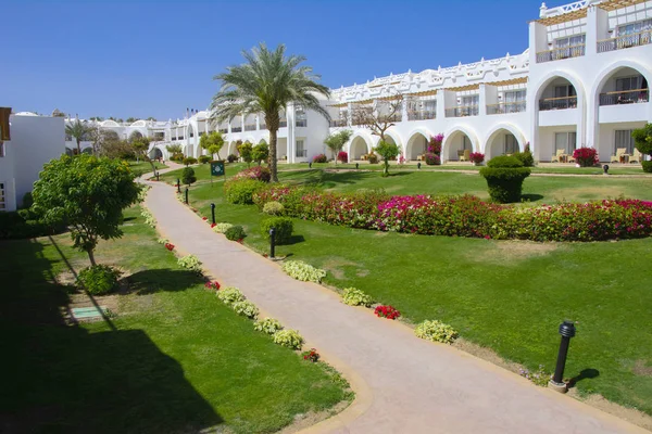 Sharm el-Sheikh, Mısır - 14 Mart 2018. Bir yaz gününde mükemmel bir beyaz otel avlusu. Turizm, tatil ve lüks eğlence kavramı. Cyrene Grand otel konaklama