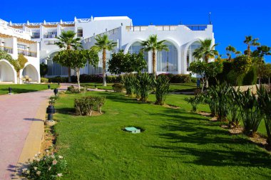 Sharm el-Sheikh, Mısır - 14 Mart 2018. Bir yaz gününde mükemmel bir beyaz otel avlusu. Turizm, tatil ve lüks eğlence kavramı. Cyrene Grand otel konaklama