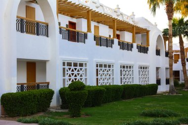 Sharm el-Sheikh, Mısır - 14 Mart 2018. Bir yaz gününde mükemmel bir beyaz otel avlusu. Turizm, tatil ve lüks eğlence kavramı. Cyrene Grand otel konaklama