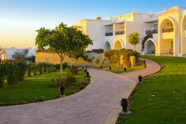 Sharm el-Sheikh, Mısır - 14 Mart 2018. Gecenin mükemmel bir beyaz otel avlusu. Güneş doğuyor. Kavram Turizm, tatil ve lüks eğlence. Cyrene Grand otel konaklama