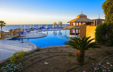 Sharm el-Sheikh, Mısır - 14 Mart 2018. Gecenin mükemmel bir beyaz otel avlusu. Güneş doğuyor. Kavram Turizm, tatil ve lüks eğlence. Cyrene Grand otel konaklama