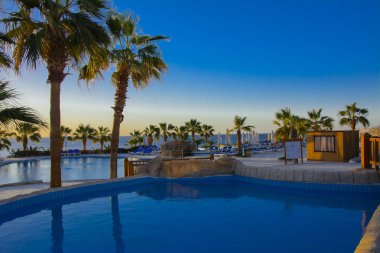 Sharm el-Sheikh, Mısır - 14 Mart 2018. Gecenin mükemmel bir beyaz otel avlusu. Güneş doğuyor. Kavram Turizm, tatil ve lüks eğlence. Cyrene Grand otel konaklama