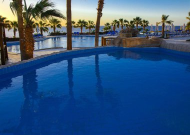 Sharm el-Sheikh, Mısır - 14 Mart 2018. Gecenin mükemmel bir beyaz otel avlusu. Güneş doğuyor. Kavram Turizm, tatil ve lüks eğlence. Cyrene Grand otel konaklama