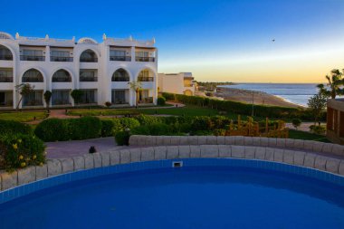 Sharm el-Sheikh, Mısır - 14 Mart 2018. Gecenin mükemmel bir beyaz otel avlusu. Güneş doğuyor. Kavram Turizm, tatil ve lüks eğlence. Cyrene Grand otel konaklama