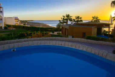 Sharm el-Sheikh, Mısır - 14 Mart 2018. Gecenin mükemmel bir beyaz otel avlusu. Güneş doğuyor. Kavram Turizm, tatil ve lüks eğlence. Cyrene Grand otel konaklama