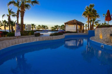 Sharm el-Sheikh, Mısır - 14 Mart 2018. Gecenin mükemmel bir beyaz otel avlusu. Güneş doğuyor. Kavram Turizm, tatil ve lüks eğlence. Cyrene Grand otel konaklama