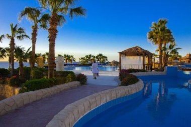 Sharm el-Sheikh, Mısır - 14 Mart 2018. Gecenin mükemmel bir beyaz otel avlusu. Güneş doğuyor. Kavram Turizm, tatil ve lüks eğlence. Cyrene Grand otel konaklama