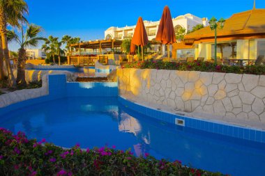 Sharm el-Sheikh, Mısır - 14 Mart 2018. Gecenin mükemmel bir beyaz otel avlusu. Güneş doğuyor. Kavram Turizm, tatil ve lüks eğlence. Cyrene Grand otel konaklama