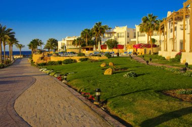 Sharm el-Sheikh, Mısır - 14 Mart 2018. Gecenin mükemmel bir beyaz otel avlusu. Güneş doğuyor. Kavram Turizm, tatil ve lüks eğlence. Cyrene Grand otel konaklama