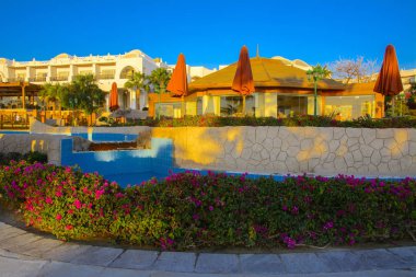 Sharm el-Sheikh, Mısır - 14 Mart 2018. Gecenin mükemmel bir beyaz otel avlusu. Güneş doğuyor. Kavram Turizm, tatil ve lüks eğlence. Cyrene Grand otel konaklama